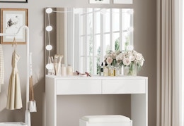 white makeup vanity with light up mirror