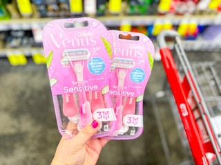 hand holding venus three count disposable razors