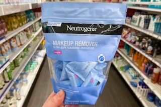 hand holding neutrogena makeup wipes