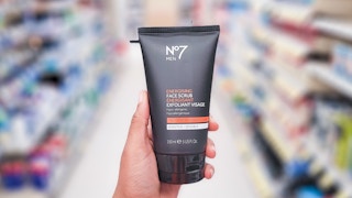 hand holding no7 product