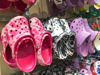 crocs-tie-dye-clogs-2022-2