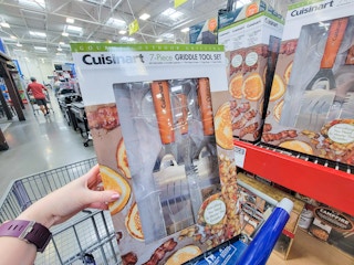 hand holding a cuisinart griddle set with wooden handles