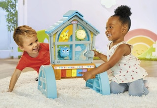 children playing with the Little Tikes Look & Learn Window