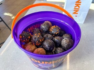 dunkin-halloween-fall-menu-munchkin-bucket-50-count-kcl-3