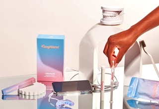 Laughland teeth whitening kit. 
