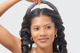a woman using the kitsch heatless curler