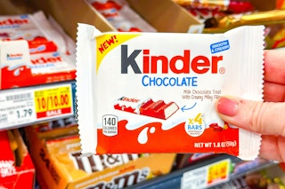 hand holding a kinder bueno bar