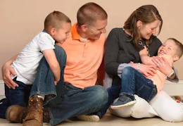 a photo of a family 