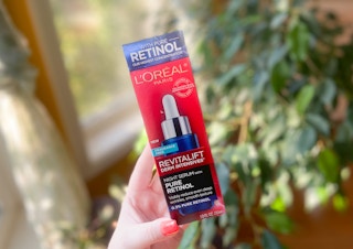 hand holding l'oreal retinol serum