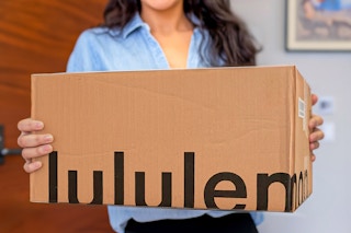 store-boxes-lululemon-delivery-package-shipping-kclmj