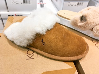 UGG-Slippers-Gilt-2021-1-2