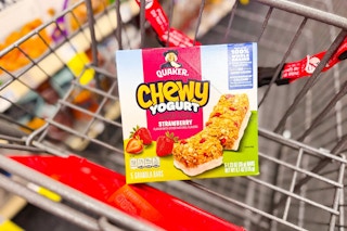 quaker chewy granola bars in a cart