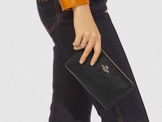 coach-outlet-wristlet-012821b