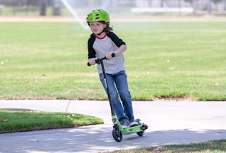 walmart-razor-electric-scooter-111721-b