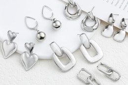 6 pairs of earrings in the color silver