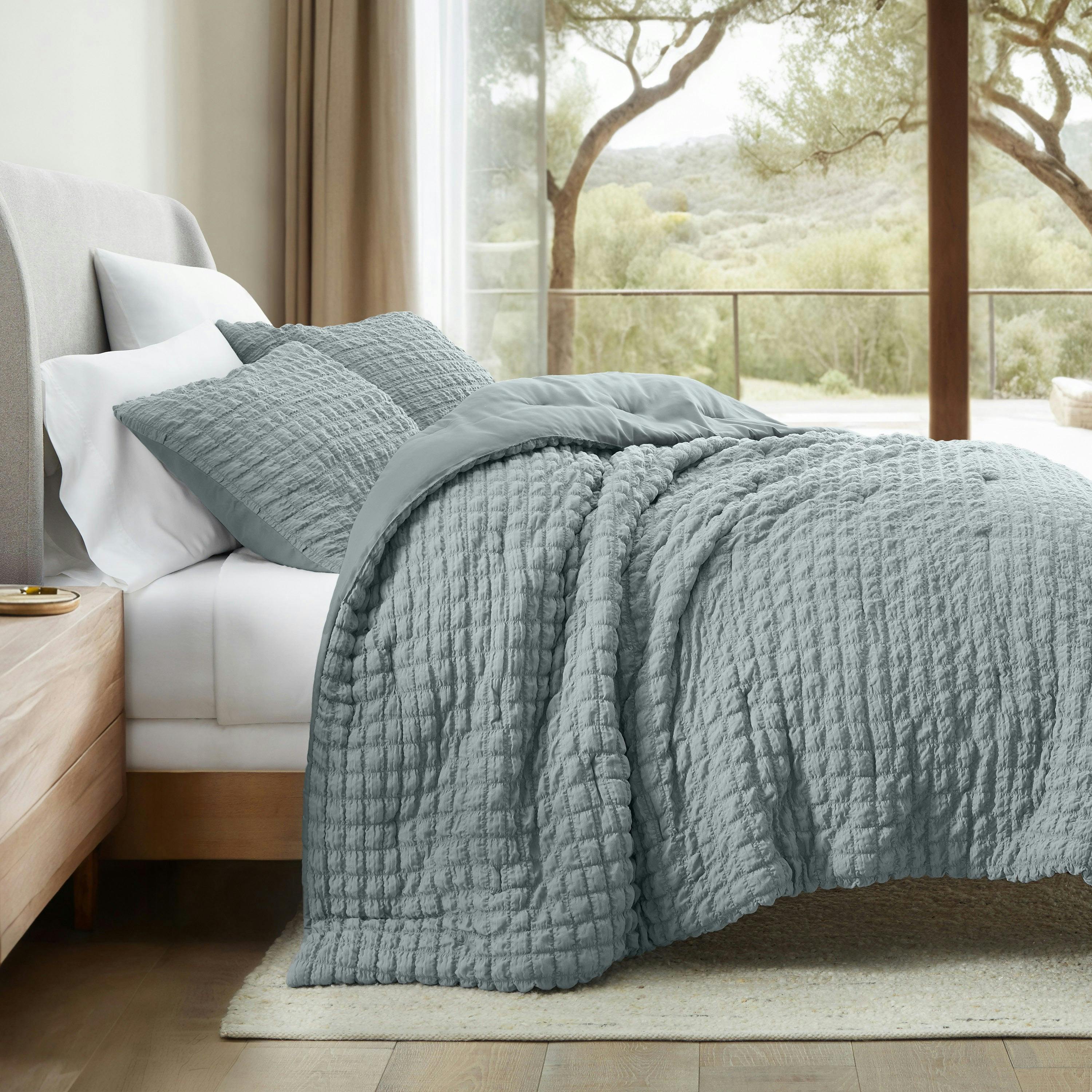 Linens & Hutch Seersucker Comforter Set