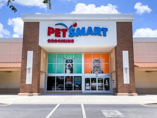 A PetSmart building storefront.
