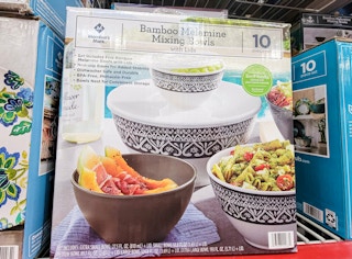 a set of 10 mixing bowls with lids