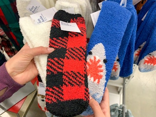 old navy black friday fuzzy crew socks 2020 12 1605643911 1605643911