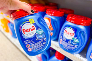 hand holding persil pods package