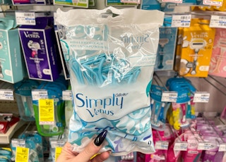 hand holding simply venus disposable razor packs