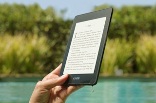 kindle paperwhite lifestyle image 10 1568905228