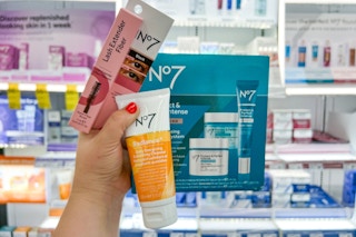 hand hold no7 gift set and mascara