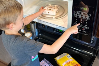 lunchables-crispy-grilled-cheesies-kcl-model-microwave-3