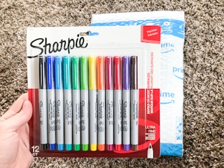 hand holding Sharpie marker set