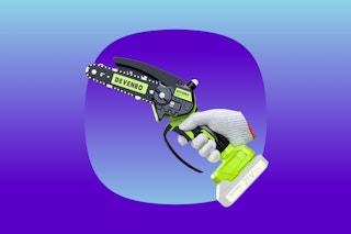 A hand in a white protective glove holds a cordless mini chainsaw.