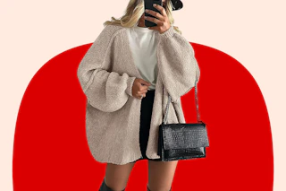 Woman wearing an oversized cardigan in the color grey beige