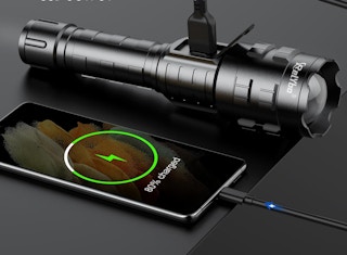 a flashlight charging net to a smartphone