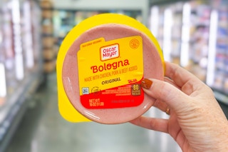 hand holding a pack of oscar mayer bologna