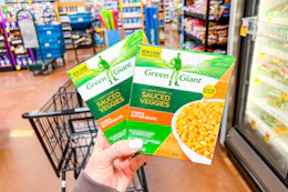 hand holding green giant steamer vegetables
