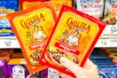 hand holding cholula taco seasoning mix packets