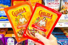 hand holding cholula taco seasoning mix packets