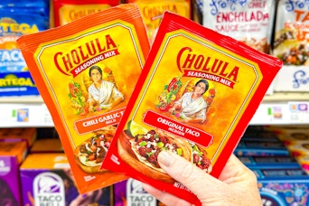 hand holding cholula taco seasoning mix packets