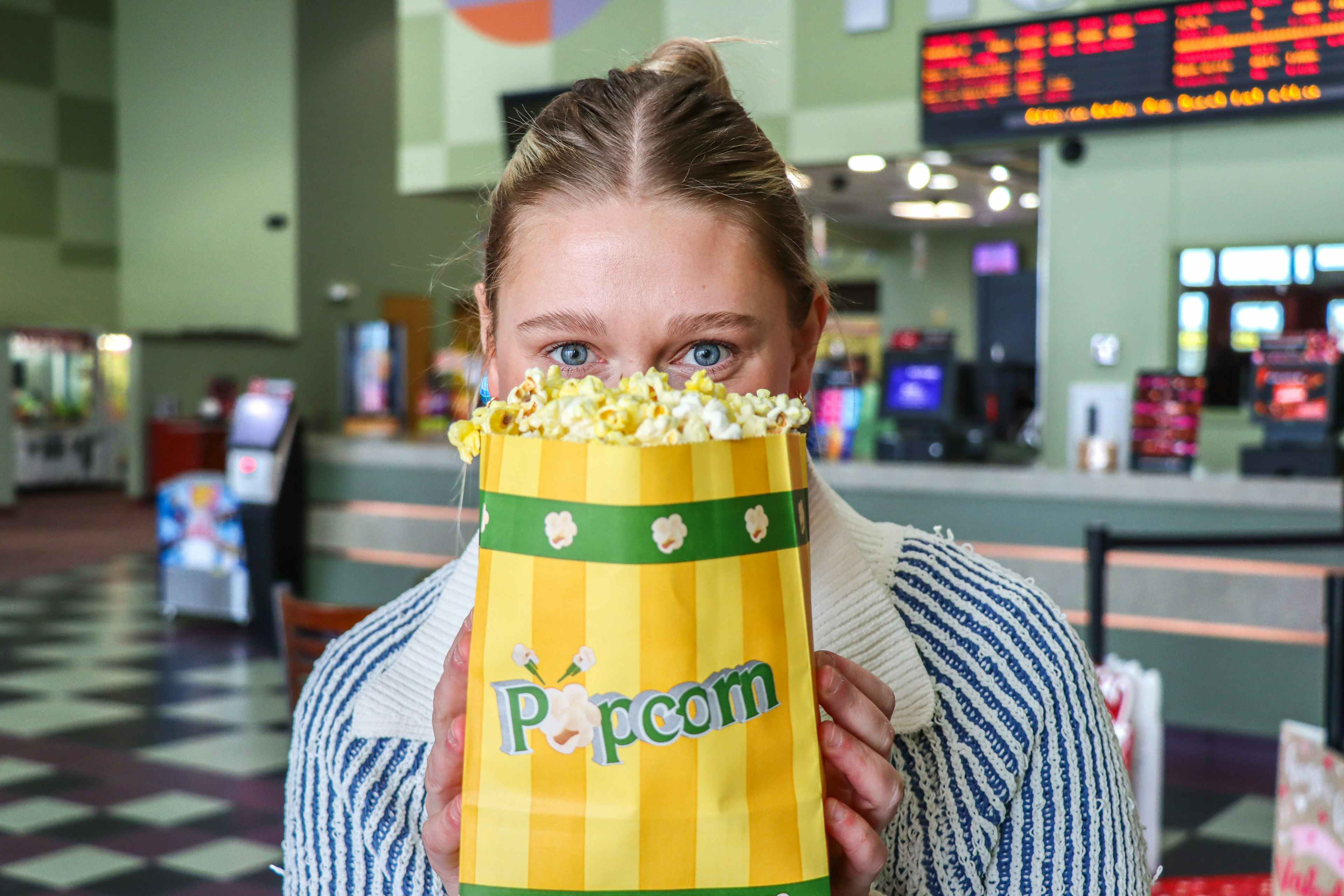 national-popcorn-day-model-popcorn-regal-kcl