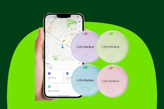 B0F9YFSYRP Air trackers - GPS locators in pastel colors next to a cell phone with a map on it