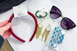 accessory-hybrid-feature-single-photo-accessories-on-table