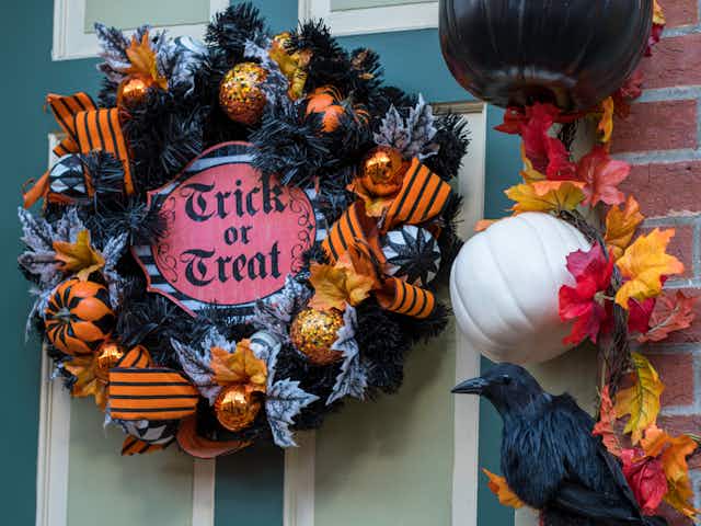30 Halloween Front Porch Ideas for #FallPorchGoals On a Budget card image