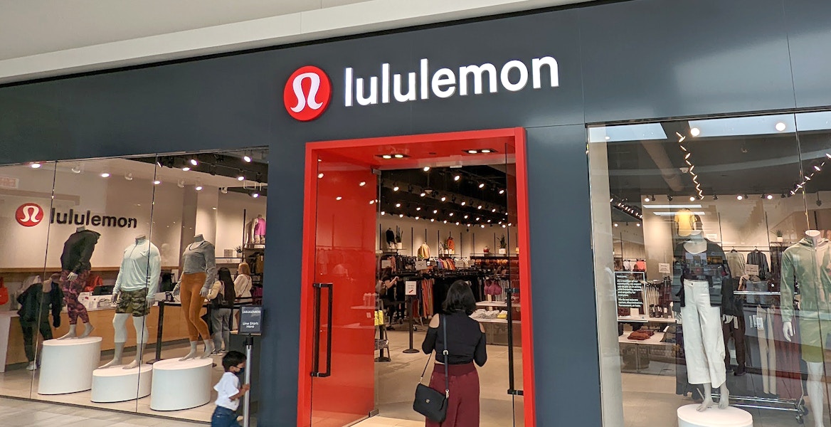 lululemon-outlet-store-mall-entrance-feature