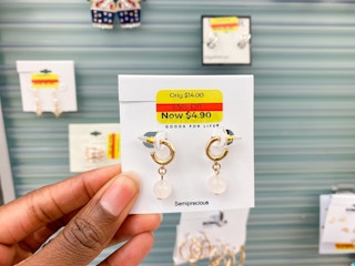 someone holding clearance jewelry at kohl's