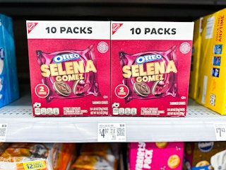walmart-selena-gomez-oreos-kcl-3