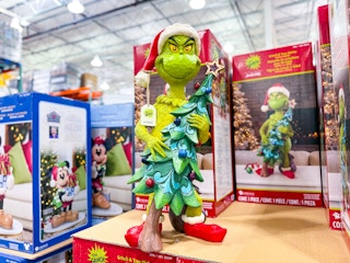 costco-holiday-grinch-stealing-tree