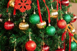 12 sphere ornaments in different textures. Choose green, gold or red.