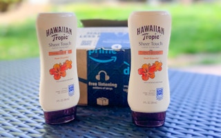 amazon hawaiian tropic suscreen lotion hand holding box em 1685055220 1685055220