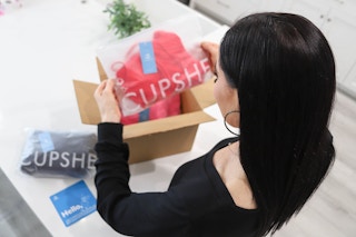 woman unboxing cupshe order