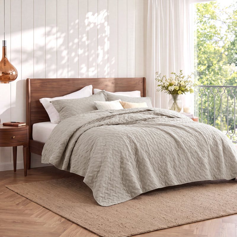 Bedsure Lightweight Quilted Blanket