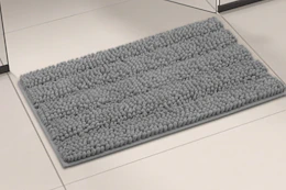 bath mat in front of shower 